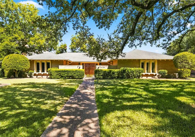 Photo 2 of Single family home for sale at 5104 Lake Jackson Dr, Waco, TX 76710 | MLS# 21363520 | Listing updated on 2026-09-10