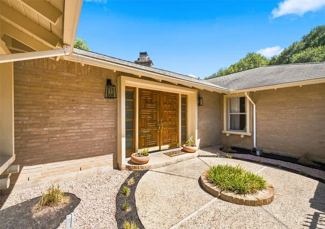 Photo 3 of Single family home for sale at 5104 Lake Jackson Dr, Waco, TX 76710 | MLS# 21363520 | Listing updated on 2026-09-10