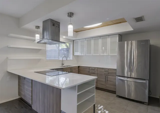 Photo 1 of Sale Pending at 326 E Westview Ter, Arlington, TX 76013 | MLS# 21362716 | Listing updated on 2026-09-23
