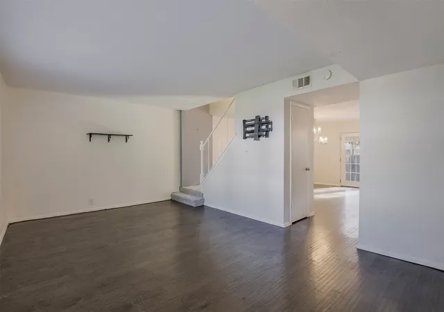 Photo 2 of Sale Pending at 326 E Westview Ter, Arlington, TX 76013 | MLS# 21362716 | Listing updated on 2026-09-23