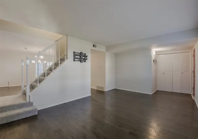 Photo 3 of Sale Pending at 326 E Westview Ter, Arlington, TX 76013 | MLS# 21362716 | Listing updated on 2026-09-23