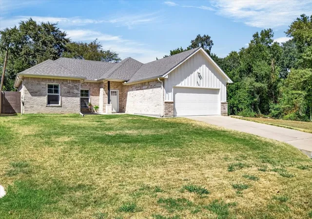 Photo 3 of Single family home for sale at 216 Skiff Dr, Gun Barrel City, TX 75156 | MLS# 21363598 | Listing updated on 2026-10-03