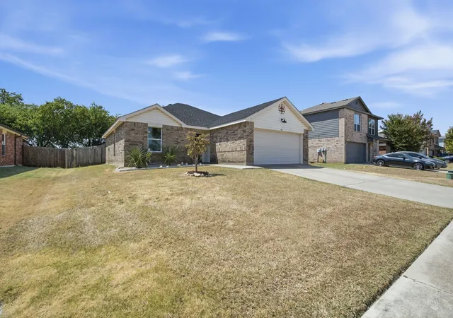 Photo 2 of Sale Pending at 300 Deer Run Dr, Sanger, TX 76266 | MLS# 21363895 | Listing updated on 2026-09-14