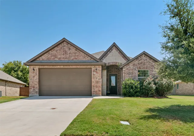 Photo 1 of Single family home for sale at 10 Pleasant Vly, Sanger, TX 76266 | MLS# 21364027 | Listing updated on 2026-09-15