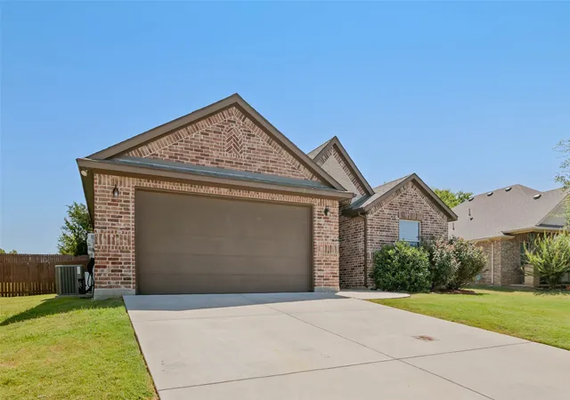 Photo 2 of Single family home for sale at 10 Pleasant Vly, Sanger, TX 76266 | MLS# 21364027 | Listing updated on 2026-09-15