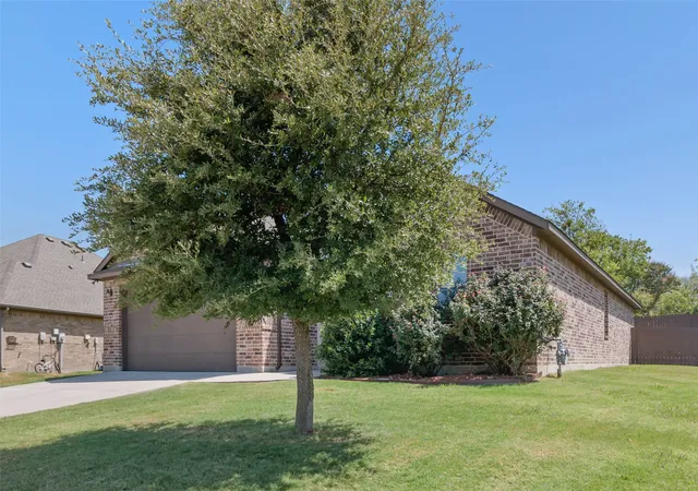 Photo 3 of Single family home for sale at 10 Pleasant Vly, Sanger, TX 76266 | MLS# 21364027 | Listing updated on 2026-09-15