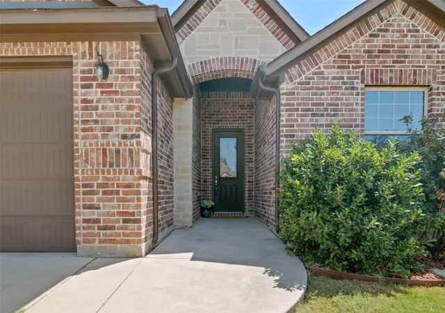 Photo 3 of Single family home for sale at 10 Pleasant Vly, Sanger, TX 76266 | MLS# 21364027 | Listing updated on 2026-10-05