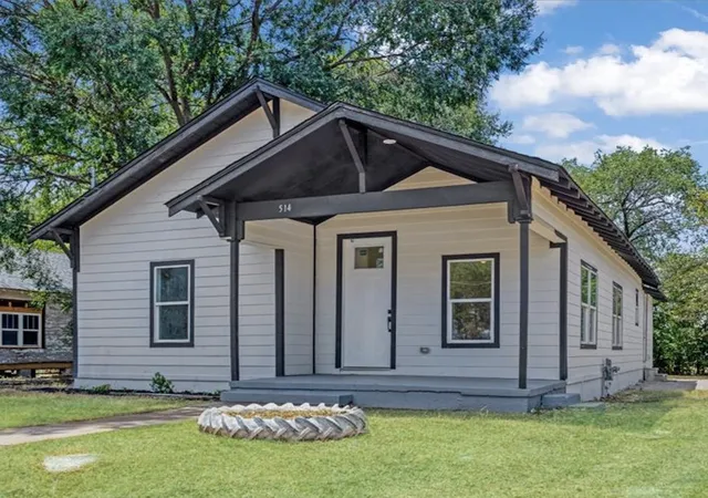 Photo 2 of Single family home for sale at 514 N Lee Ave, Sherman, TX 75090 | MLS# 21363276 | Listing updated on 2026-09-13