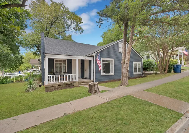 Photo 1 of Single family home for sale at 124 E 6th St, Dallas, TX 75203 | MLS# 21363846 | Listing updated on 2026-09-12