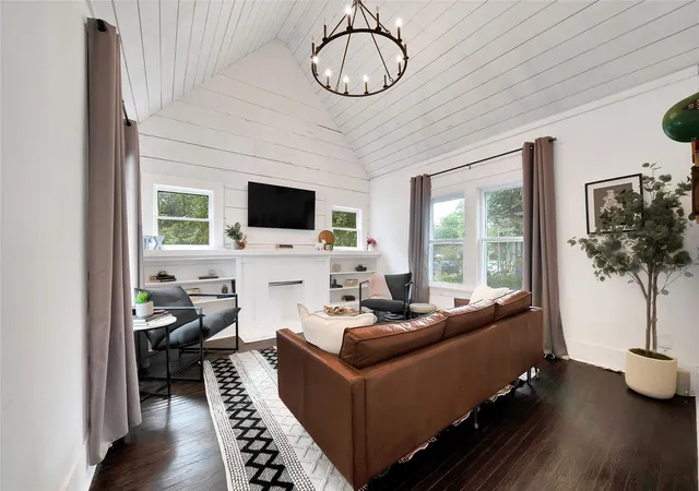 Photo 4 of Single family home for sale at 124 E 6Th St, Dallas, TX 75203 | MLS# 21363846 | Listing updated on 2026-09-12