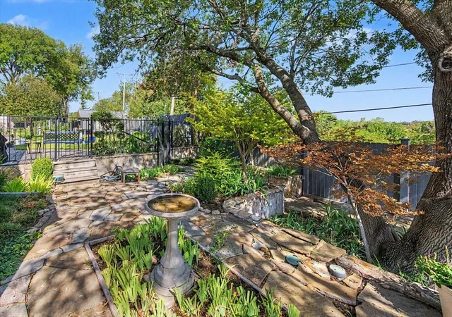 Photo 4 of Single family home for sale at 8941 Crest Wood Dr, Fort Worth, TX 76179 | MLS# 21362732 | Listing updated on 2026-09-11