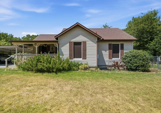 Photo 1 of Sale Pending at 112 Sandra Dr, Azle, TX 76020 | MLS# 21359373 | Listing updated on 2026-09-08