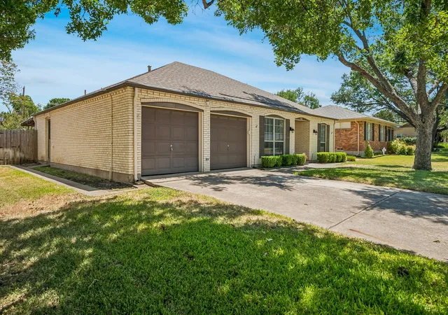 Photo 2 of Sale Pending at 902 N Lindale Ln, Richardson, TX 75080 | MLS# 21349915 | Listing updated on 2026-09-29