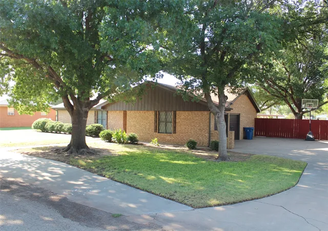 Photo 1 of Single family home for sale at 130 N L St, Munday, TX 76371 | MLS# 21363920 | Listing updated on 2026-10-05
