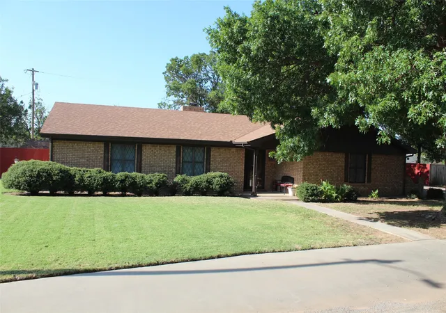 Photo 3 of Single family home for sale at 130 N L St, Munday, TX 76371 | MLS# 21363920 | Listing updated on 2026-10-05