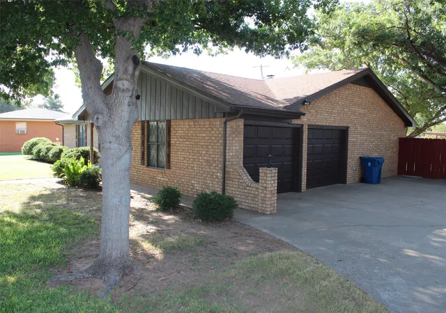 Photo 3 of Single family home for sale at 130 N L St, Munday, TX 76371 | MLS# 21363920 | Listing updated on 2026-10-05
