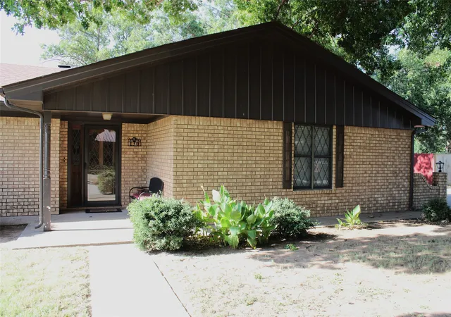 Photo 4 of Single family home for sale at 130 N L St, Munday, TX 76371 | MLS# 21363920 | Listing updated on 2026-10-05