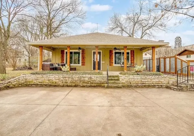 Photo 2 of Sale Pending at 218 N Crockett St, Granbury, TX 76048 | MLS# 21363493 | Listing updated on 2026-09-11