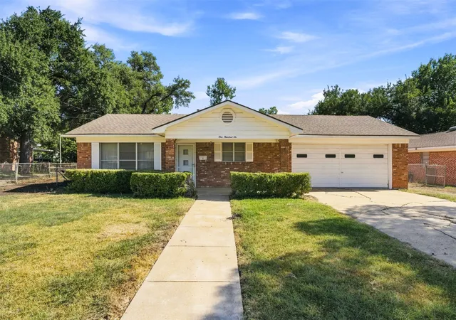 Photo 1 of Sale Pending at 106 Royal Dr, Marlin, TX 76661 | MLS# 21364389 | Listing updated on 2026-09-07