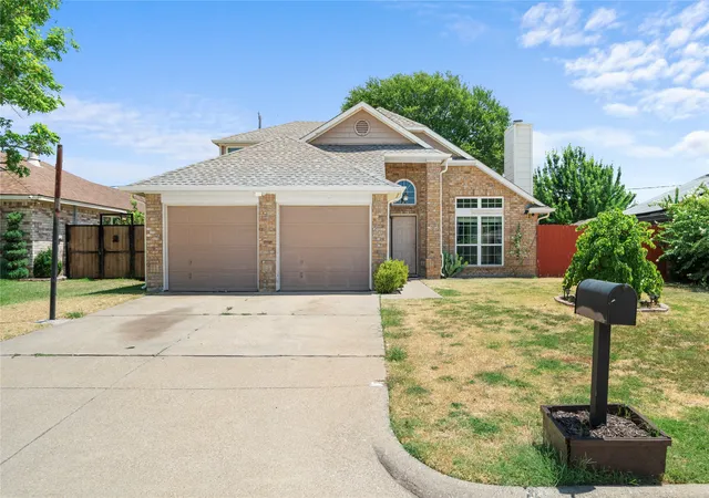 Photo 1 of Sale Pending at 6315 Fairlane Dr, Arlington, TX 76001 | MLS# 21362831 | Listing updated on 2026-09-28