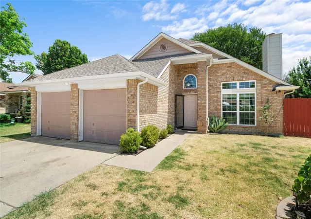 Photo 3 of Sale Pending at 6315 Fairlane Dr, Arlington, TX 76001 | MLS# 21362831 | Listing updated on 2026-09-28
