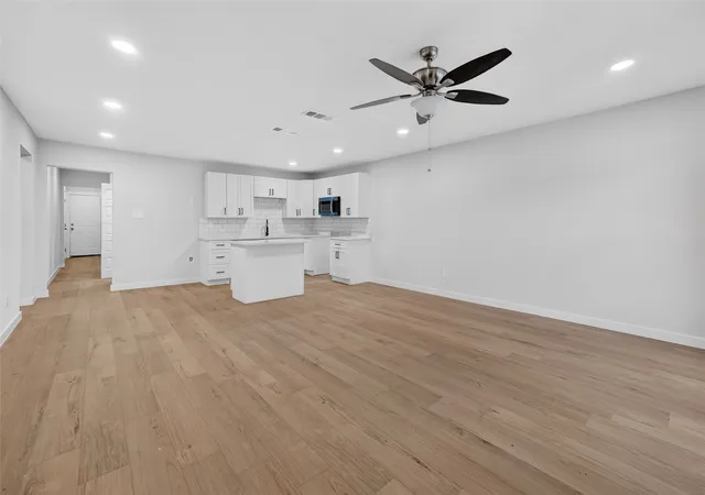 Photo 4 of Single family home for sale at 2607 W Lovers Ln, Dallas, TX 75235 | MLS# 21360558 | Listing updated on 2026-10-07