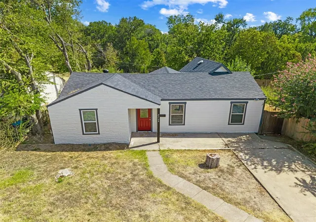 Photo 3 of Sale Pending at 2708 Burchill Rd S, Fort Worth, TX 76105 | MLS# 21363613 | Listing updated on 2026-09-14