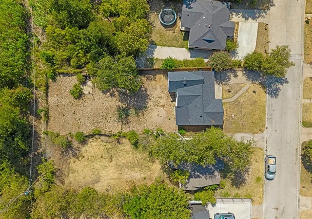 Photo 3 of Sale Pending at 2708 Burchill Rd S, Fort Worth, TX 76105 | MLS# 21363613 | Listing updated on 2026-09-14