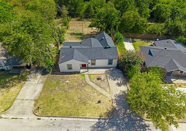 Photo 4 of Sale Pending at 2708 Burchill Rd S, Fort Worth, TX 76105 | MLS# 21363613 | Listing updated on 2026-09-14