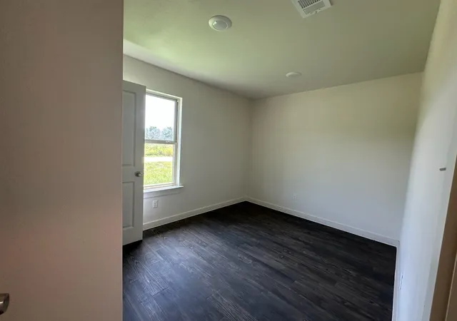 Photo 4 of Single family home for sale at 124 Bridlewood Ln, Runaway Bay, TX 76426 | MLS# 21364505 | Listing updated on 2026-09-11