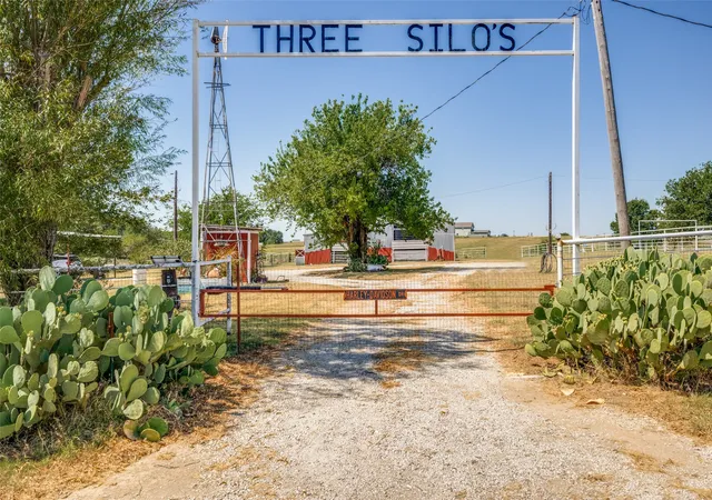 Photo 2 of Single family home for sale at 117 County Rd, Decatur, TX 76234 | MLS# 21363538 | Listing updated on 2026-09-10