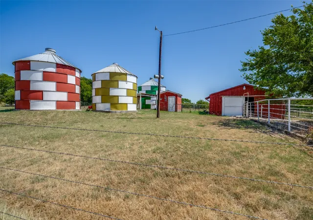Photo 3 of Single family home for sale at 117 County Rd, Decatur, TX 76234 | MLS# 21363538 | Listing updated on 2026-09-10