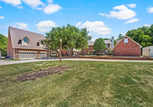 Photo 3 of Single family home for sale at 6942 Indian Wells Rd, Sanger, TX 76266 | MLS# 21360826 | Listing updated on 2026-10-05