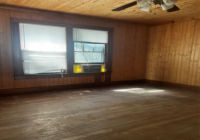 Photo 2 of Single family home for sale at 1011 W Walker St, Denison, TX 75020 | MLS# 21363794 | Listing updated on 2026-09-10