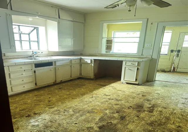 Photo 3 of Single family home for sale at 1011 W Walker St, Denison, TX 75020 | MLS# 21363794 | Listing updated on 2026-09-10