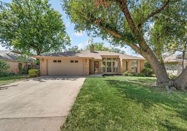 Photo 2 of Sale Pending at 6 Alamosa Dr, Trophy Club, TX 76262 | MLS# 21357801 | Listing updated on 2026-09-14
