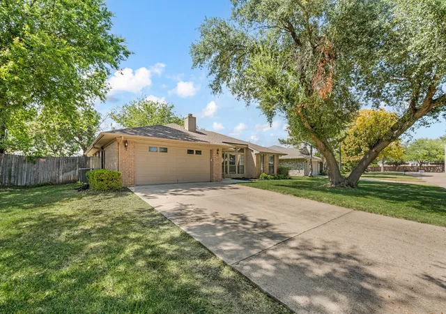 Photo 3 of Sale Pending at 6 Alamosa Dr, Trophy Club, TX 76262 | MLS# 21357801 | Listing updated on 2026-09-14