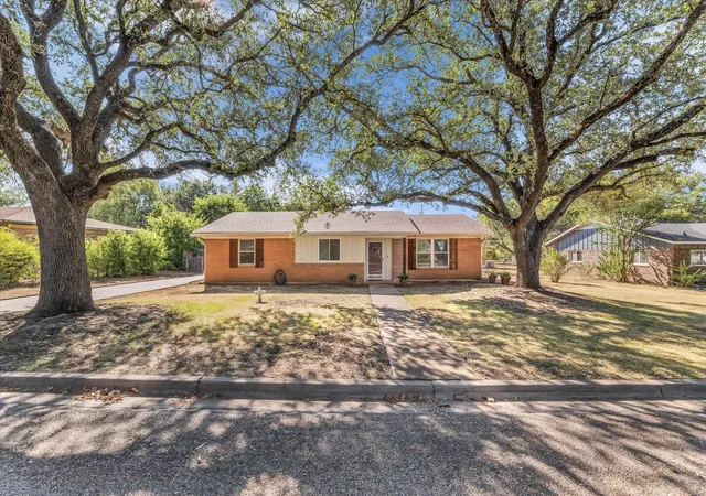 Photo 1 of Single family home for sale at 206 Randy Dr, Woodway, TX 76712 | MLS# 21362611 | Listing updated on 2026-09-12