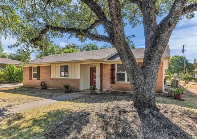 Photo 2 of Single family home for sale at 206 Randy Dr, Woodway, TX 76712 | MLS# 21362611 | Listing updated on 2026-09-12