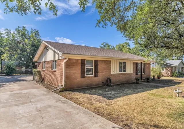 Photo 3 of Single family home for sale at 206 Randy Dr, Woodway, TX 76712 | MLS# 21362611 | Listing updated on 2026-09-12