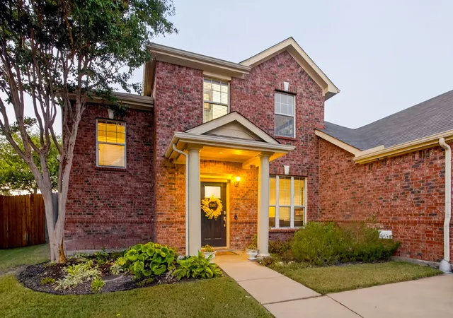 Photo 2 of Sale Pending at 4921 Carrotwood Dr, Fort Worth, TX 76244 | MLS# 21360454 | Listing updated on 2026-09-09