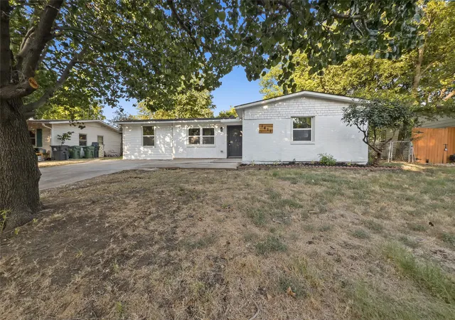 Photo 4 of Single family home for sale at 1411 Swiss St, Arlington, TX 76010 | MLS# 21364767 | Listing updated on 2026-09-13