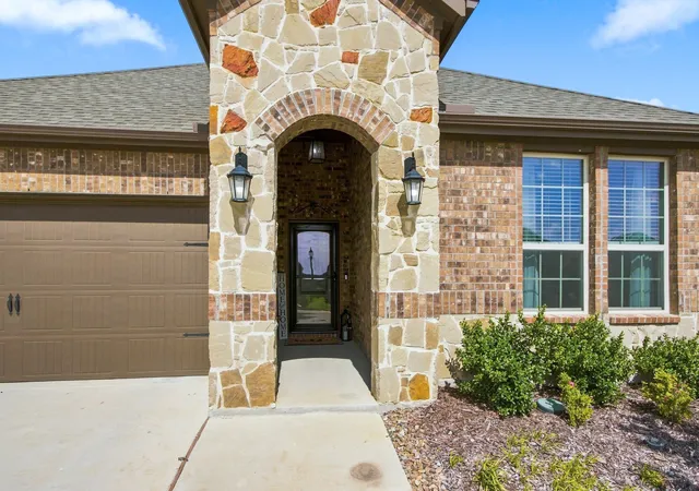 Photo 4 of Single family home for sale at 11217 Shady Meadows Wy, Aubrey, TX 76227 | MLS# 21364269 | Listing updated on 2026-09-17