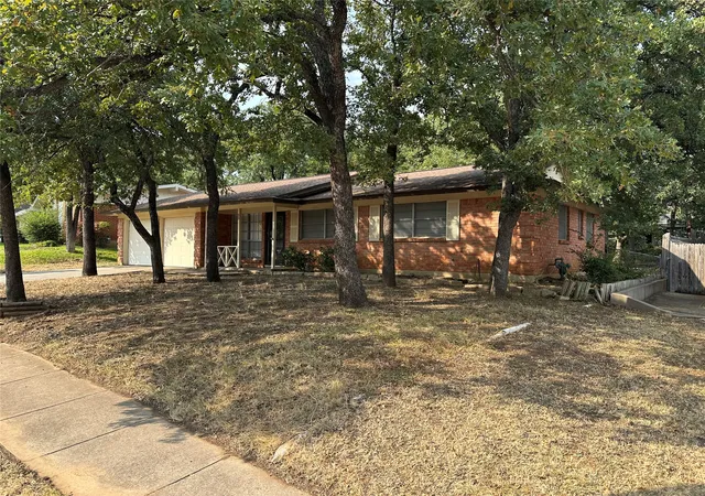 Photo 2 of Sale Pending at 33 Somerset Ter, Bedford, TX 76022 | MLS# 21364800 | Listing updated on 2026-09-13