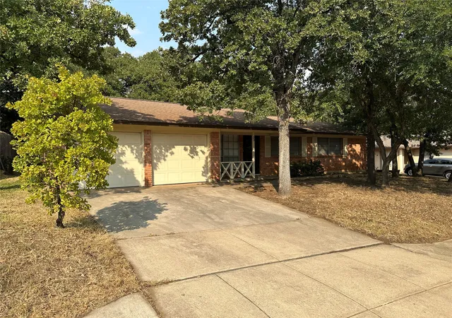 Photo 3 of Sale Pending at 33 Somerset Ter, Bedford, TX 76022 | MLS# 21364800 | Listing updated on 2026-09-13