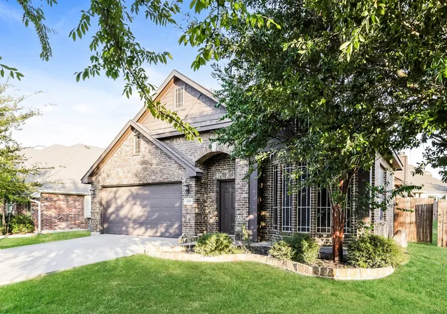 Photo 3 of Sale Pending at 1009 Rockcress Dr, Mansfield, TX 76063 | MLS# 21363352 | Listing updated on 2026-09-20