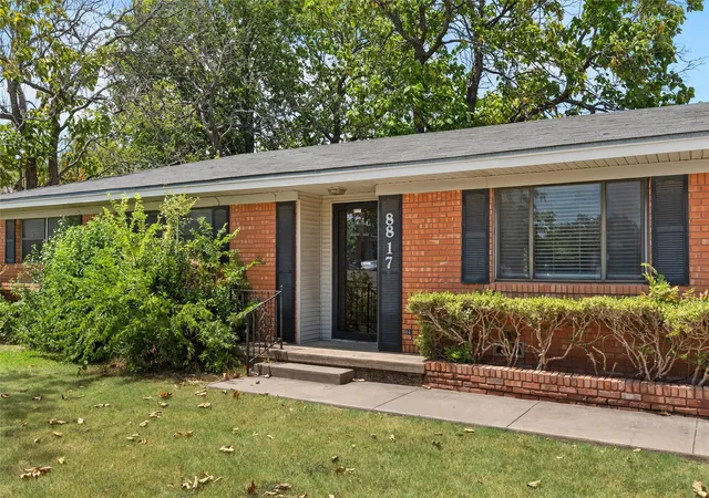 Photo 2 of Sale Pending at 8817 Oakdale Dr, Woodway, TX 76712 | MLS# 21363502 | Listing updated on 2026-09-09