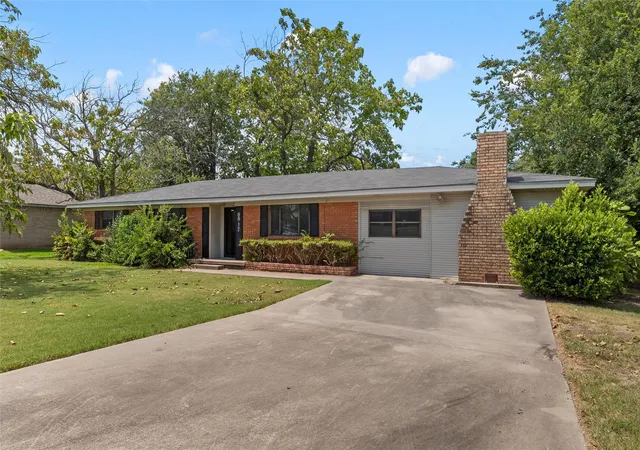 Photo 3 of Sale Pending at 8817 Oakdale Dr, Woodway, TX 76712 | MLS# 21363502 | Listing updated on 2026-09-09