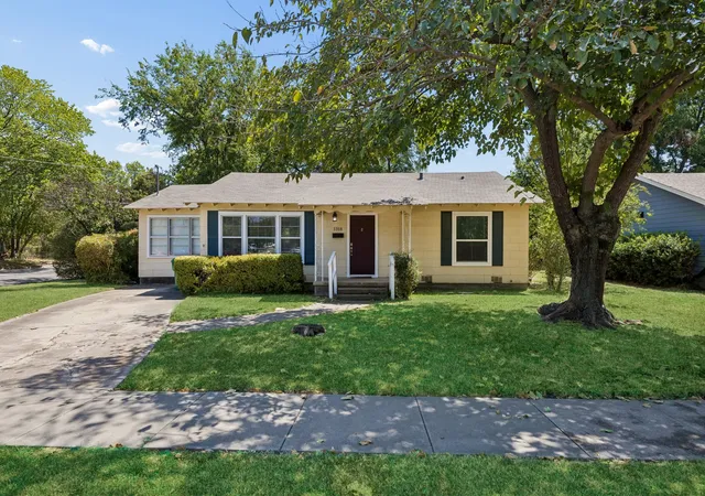 Photo 1 of Single family home for sale at 1318 Coit St, Denton, TX 76201 | MLS# 21360966 | Listing updated on 2026-09-14