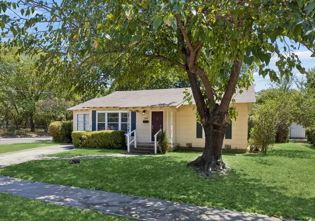 Photo 2 of Single family home for sale at 1318 Coit St, Denton, TX 76201 | MLS# 21360966 | Listing updated on 2026-09-14